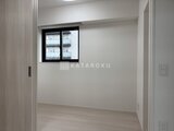 グランカーサ住吉2 明るい窓からの採光が心地よい、シンプルで落ち着きのある洋室