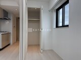 グランカーサ住吉2 明るい洋室から見たオープンな廊下と収納スペース