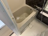 グランカーサ住吉2 黒いアクセントパネルを備えた清潔感のあるバスルーム