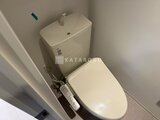 グランカーサ住吉2 温白色のシンプルな温水洗浄便座トイレ