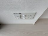グランカーサ住吉2 天井に設置された照明スイッチと換気口の様子