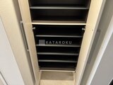 グランカーサ住吉2 複数の棚板を備えた開放的な収納スペース