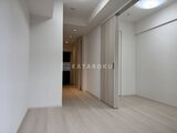グランカーサ住吉2 明るい照明の入り口から奥へ続く廊下とクローゼット