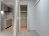 グランカーサ住吉2 玄関から見たキッチンと広めのクローゼットの様子