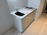 グランカーサ住吉2 ガスコンロと深型シンクを備えたコンパクトなキッチン