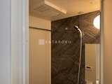 グランカーサ住吉2 濃紺の大理石調パネルを使用した浴室の様子