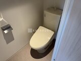 グランカーサ住吉2 温白色の壁紙と落ち着いた床色の明るい印象のトイレ室内