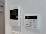 グランカーサ住吉2 壁面に設置されたモニター付きインターホンと給湯器操作パネル