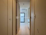 グランカーサ住吉2 明るい廊下から見たベランダへの開放的な通路