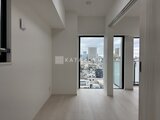 グランカーサ住吉2 開放的なバルコニーから都市景観が望める明るいリビング