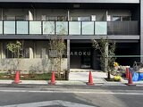 グランカーサ住吉3 前面道路から見たモダンな建物外観と植栽の様子
