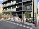 グランカーサ住吉3 前面道路から見たモダンな建物外観と駐車場入口