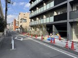グランカーサ住吉3 前面道路から見た建物外観と周辺街並みの様子
