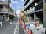 グランカーサ住吉3 前面道路から見た建物エントランス周辺の様子