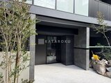 グランカーサ住吉3 モダンな外観のエントランスに植栽を配した開放的なアプローチ