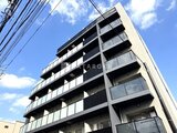 グランカーサ住吉3 青空を背景に映るモダンな造りの集合住宅の外観