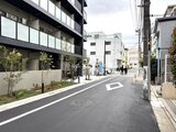 グランカーサ住吉3 建物前面の開放的な街路と緑化スペースの様子
