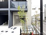 グランカーサ住吉3 モダンな外観のエントランス前に植栽が配置された開放的な建物