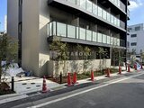 グランカーサ住吉3 前面道路から見た建物外観と植栽が配された開放的なエントランス