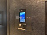 グランカーサ住吉3 エレベーターホール壁面に設置されたモダンなデジタルロック付き