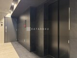 グランカーサ住吉3 モダンな雰囲気のエレベーターホール、暗調タイルと照明で落ち着
