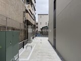 グランカーサ住吉3 整備された共用通路と駐輪スペースの様子