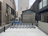 グランカーサ住吉3 駐輪スペースと機械式駐車場を備えた開放的な共用部