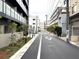 グランカーサ住吉3 新しい建物と周辺街並みが調和した共用通路の様子