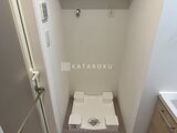 グランカーサ住吉3 洗濯パンと給湯器が設置された洗濯機置き場