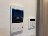グランカーサ住吉3 インターフォンとエアコン操作パネルが付いた玄関周りの様子