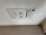 グランカーサ住吉3 天井に設置されたコンセントと照明スイッチ