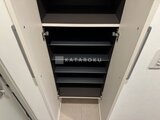 グランカーサ住吉3 開き戸式の棚板たっぷりな天井収納の様子
