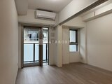 グランカーサ住吉3 明るい窓と開放的なバルコニーを備えたリビング空間