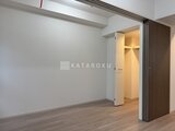 グランカーサ住吉3 奥にクローゼットを備えた、明るく開放的なリビングダイニング空