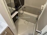 グランカーサ住吉3 モダンなバスルームの浴槽と黒いパネルのシャワーブース