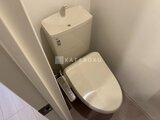 グランカーサ住吉3 温白色の落ち着いた清潔感あるトイレ空間