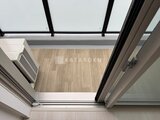 グランカーサ住吉3 開放的な天窓から光が差し込むリビングダイニング
