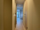 グランカーサ住吉3 建具の白色と淡色の壁に囲まれた廊下空間
