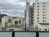 グランカーサ住吉3 窓から見た周辺の住宅街と空の風景