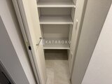 グランカーサ住吉3 可動棚付きの奥行きある収納スペース