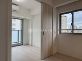 グランカーサ住吉3 開放的なバルコニーと採光が魅力の、モダンなリビング空間