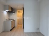 グランカーサ住吉3 キッチンと居室が一体となった開放的なダイニングキッチン空間