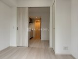 グランカーサ住吉3 ライトカラーの床材が落ち着いた印象のリビングダイニング入口