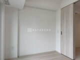 グランカーサ住吉3 明るく落ち着いた印象の洋室、クローゼット付きの空間