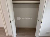 グランカーサ住吉3 扉を開いた奥行きのあるクローゼット内部