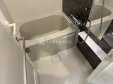 グランカーサ住吉3 浴槽とシャワーブース付きのコンパクトなバスルーム