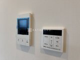 グランカーサ住吉3 インターホンと浴室暖房乾燥機パネルが設置された壁面