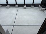 グランカーサ住吉3 開放的なテラスの広々とした床面と黒枠ガラス窓