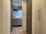 グランカーサ住吉3 廊下から見たコンパクトで落ち着いた色合いのキッチン