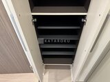 グランカーサ住吉3 複数の棚板を備えた収納力たっぷりの吊り戸棚